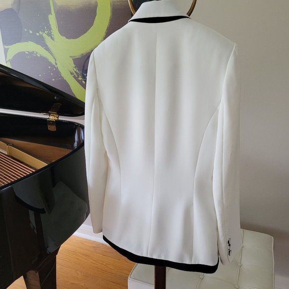 Freda's Off-White and Black Double Lapel Blazer - Picture 11 of 15